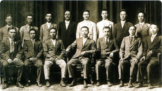 1919년 촬영한 대조선독립단 사진. 앞줄 가운데가 박용만이다.  사진=항일독립운동가단체연합회