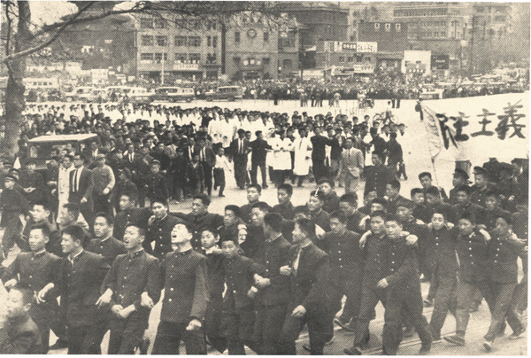 학생들의 시위행렬이 경무대를 향하고 있다.  출처=http://library.419revolution.org