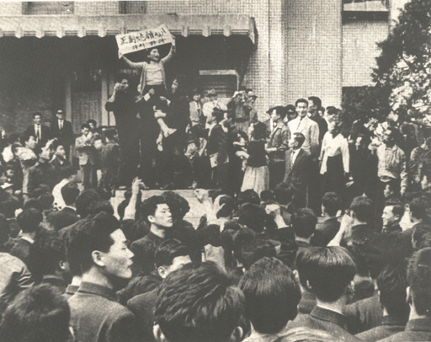 국회앞에서 최후 결의를 하고 있는 4.19 혁명 당시 시위 학생들.  출처=http://library.419revolution.org