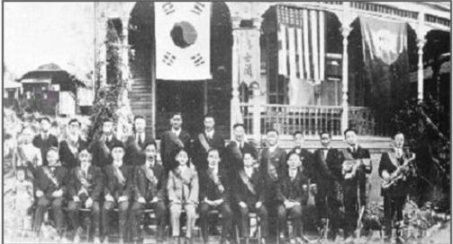 재미한인의 인재양성을 목표로 1913년 5월 13일 샌프란시스코에서 창립된 흥사단. 앞줄 왼쪽 네번째가 도산 안창호 선생이다.