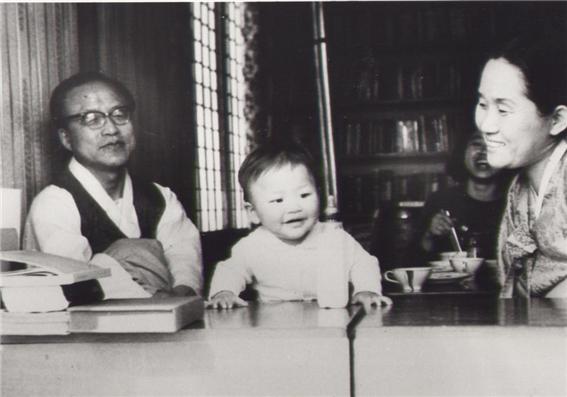 우리의 장녀 애련이가 할아버지와 할머니와 함께 찍은 사진 (1964).