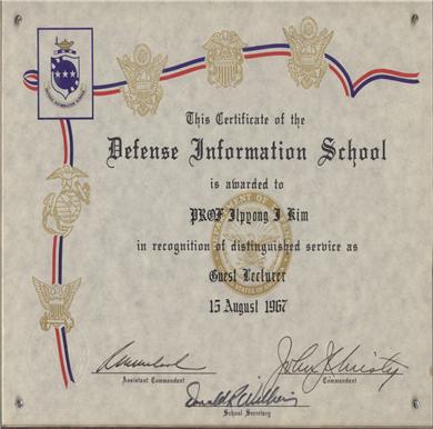 미군 국방 정보학교 특강에 대한 공로패 - 1967년 8월 15일에 받았다.
