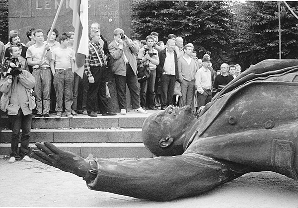1989년 냉전체제의 종식은 '혁명'의 종주국에서부터 시작됐다. 시민들에 의해 쓰러진 레닌 동상은 이데올로기의 종언과 새로운 시대를 보여주는 하나의 상징표상이다.