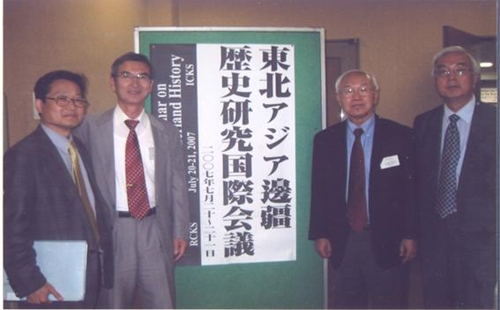 2007년 7월20~21일 일본 큐슈대학(九州大學)에서 개최한 ‘동북아시아 변경역사연구 국제회의’를 끝마치고 찍은 기념사진. 오른쪽에서부터 정종욱 서울대 교수, 필자, 마쓰바라 타카토시(松原孝俊) 교수), 이홍표 교수.
